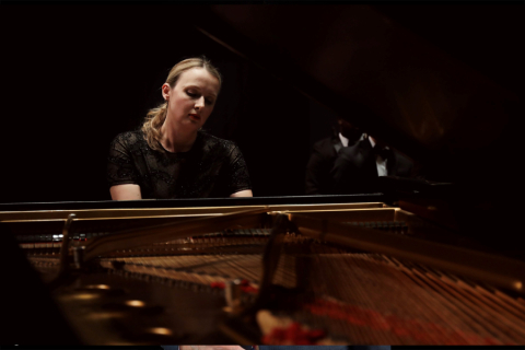 Yuliya Minina playing piano